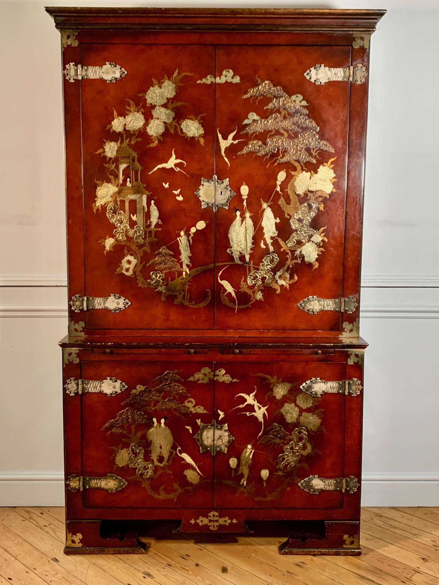 Red lacquered vintage Chinoiserie bookcase