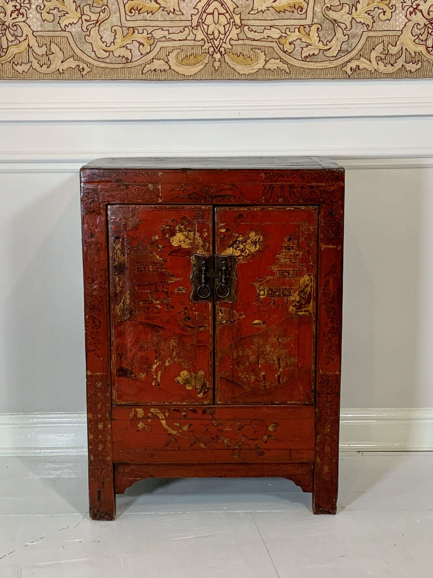 Small Chinese lacquered side cabinet